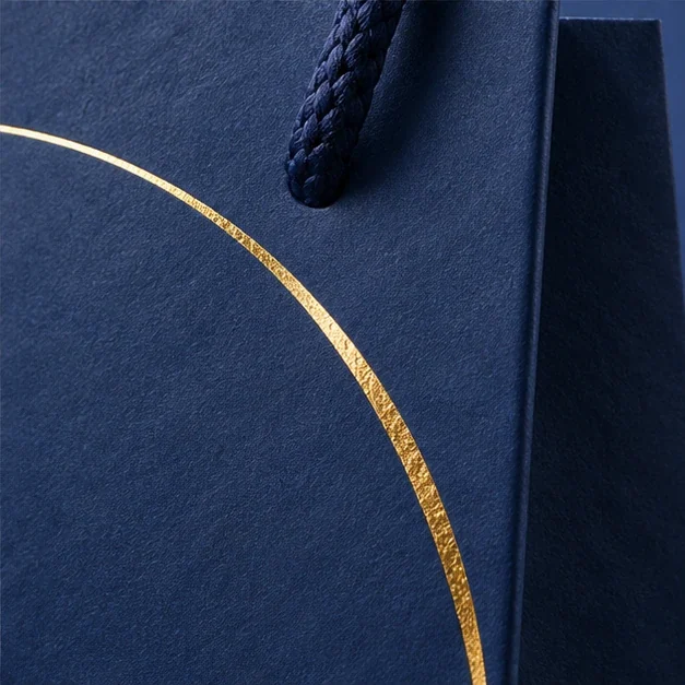 Detalhe ilustrativo de efeito metálico dourado em uma sacola de papel